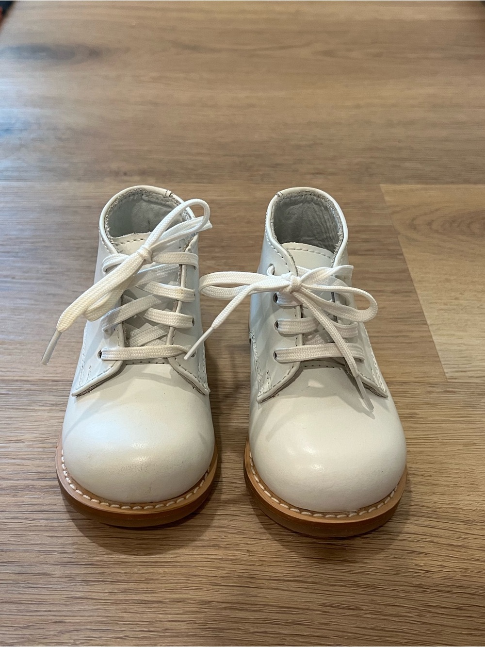 Like new Josmo traditional white dress shoes